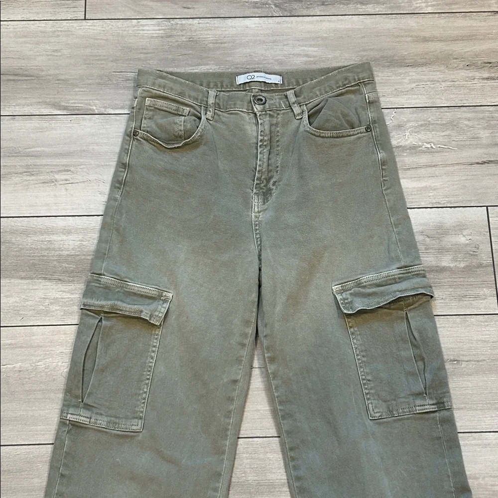 Q2 Premium Denim wide leg cargo jeans size small